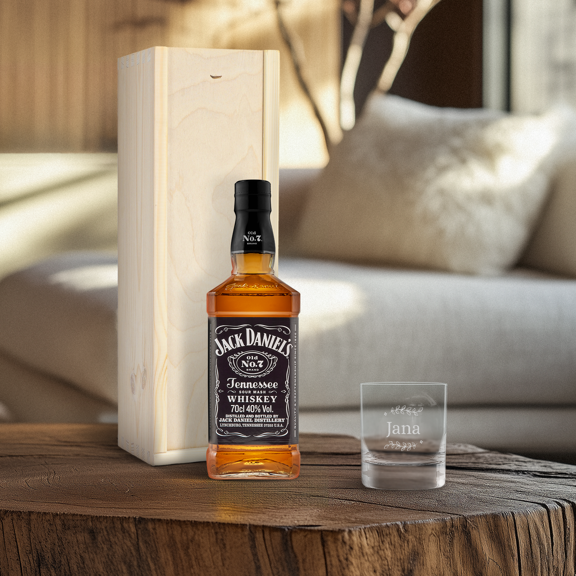 Ein Whisky Geschenk Jack Daniels Set in einer Holzkiste mit personalisiertem Whiskyglas mit Gravur des Namens Jana.