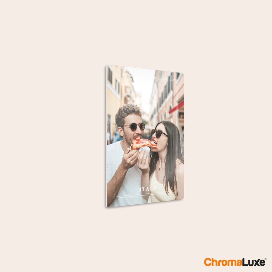 Painel de foto de alumínio Placa de alumínio Chromaluxe, com foto impressa de casal comendo pizza e "ITALY" abaixo, ideal para capturar suas lembranças favoritas com impressões fotográficas de alumínio Chromaluxe.