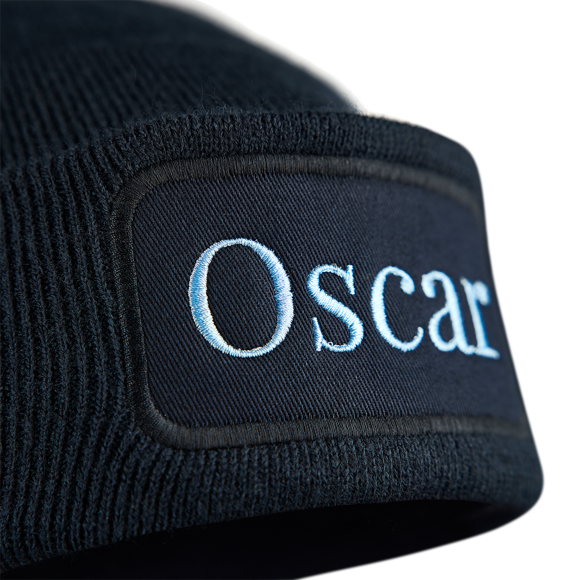 Dunkelblaue Mütze mit Namen Oscar in Hellblau gestickt, ein stilvolles Accessoire gegen kalte Ohren
