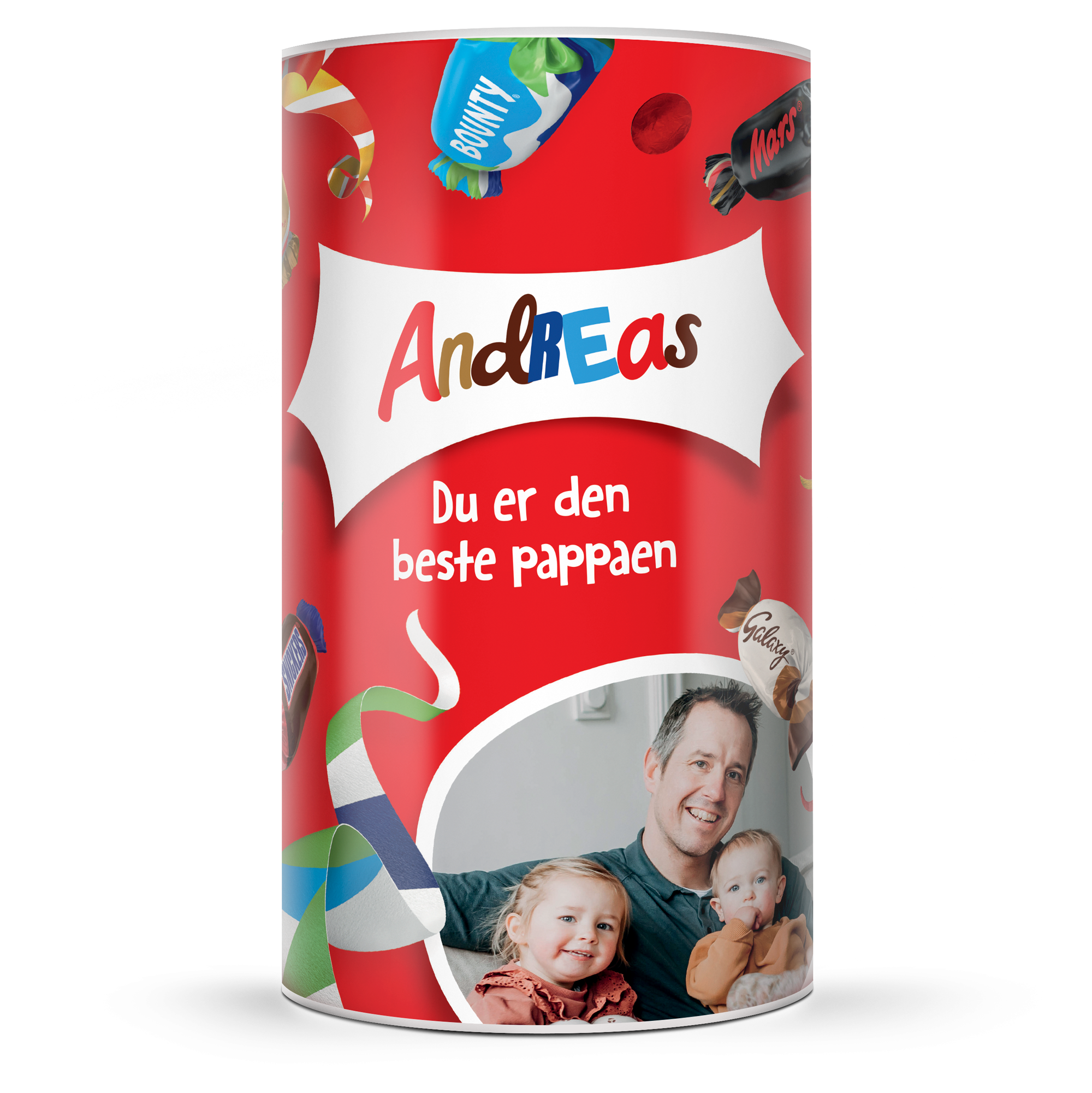 Personlig Celebrations Rør med eget navn og bilde trykt på. Røret har rød bakgrunn med godteribiter og teksten Andreas, Du er den beste pappaen. Et personlig bilde av en mann og to barn er synlig på forsiden.