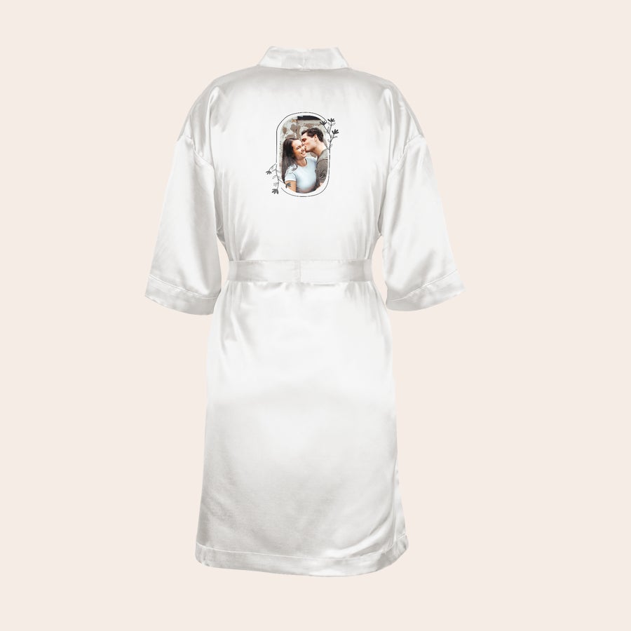 Bata personalizada Kimono blanco satinado con foto de pareja impresa y borde de hojas, para sorprender a tus seres queridos.