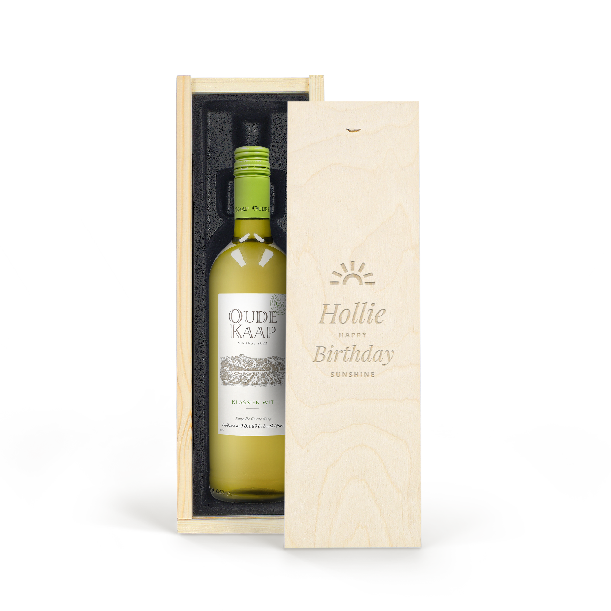 Sticlă de vin alb Oude Kaap într-o cutie de lemn, cu numele Hollie și urarea Happy Birthday gravate.