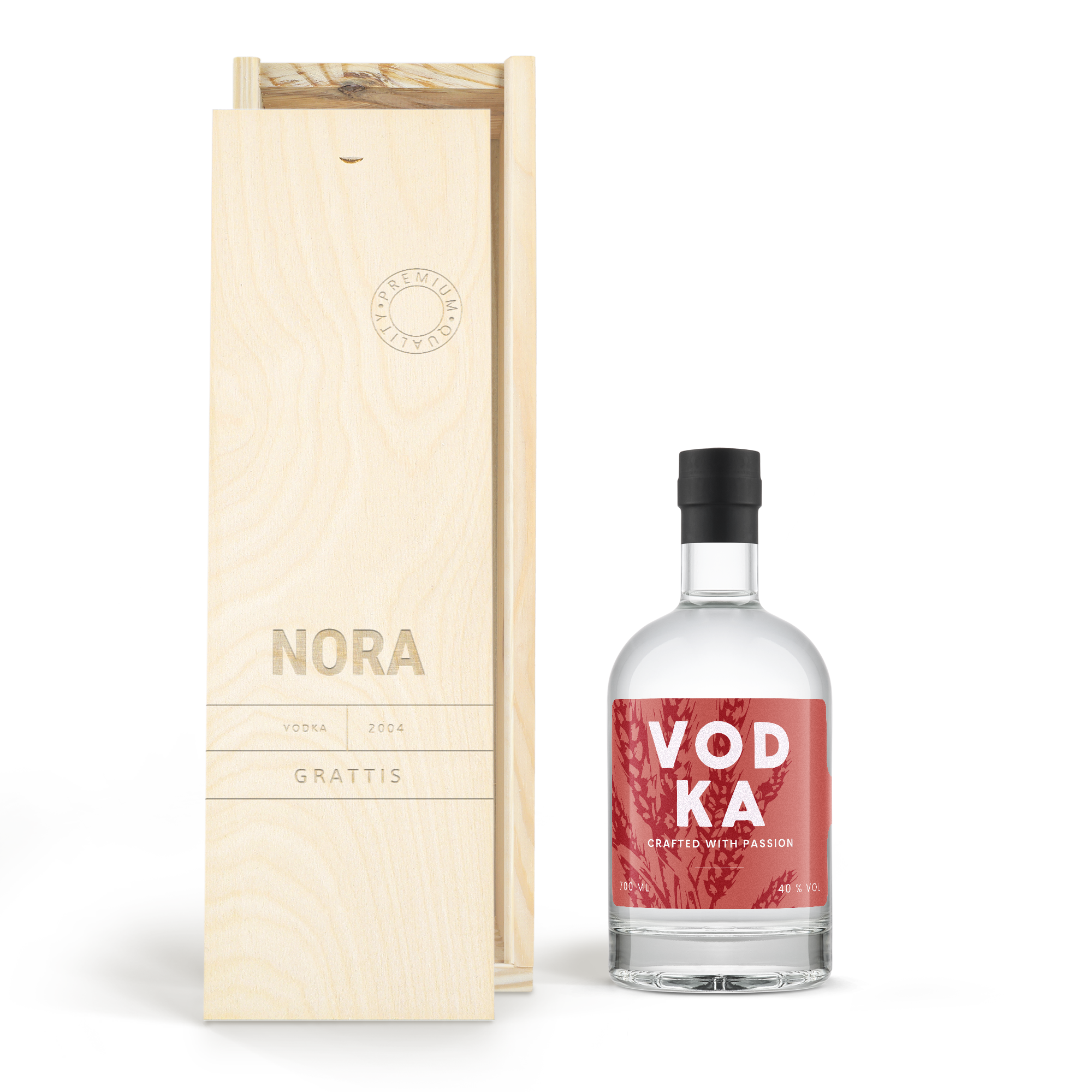 Personlig flaska vodka och en trälåda graverad med texten Nora Grattis och året 2004 för den du vill överraska.