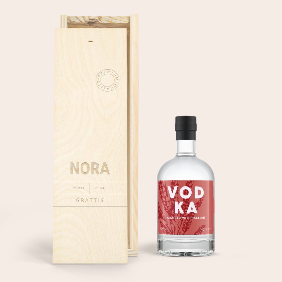 Personlig YourSurprise vodka Personlig flaska vodka och en trälåda graverad med texten Nora Grattis och året 2004 för den du vill överraska.