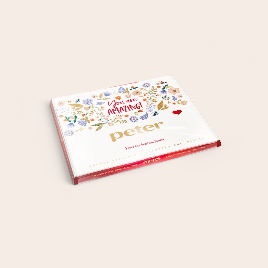 Personlig presentförpackning med Merci-choklad och gratulationskort Merci-chokladask med personligt kort tryckt med "You are AMAZING!", namnet "peter" och en hälsning.