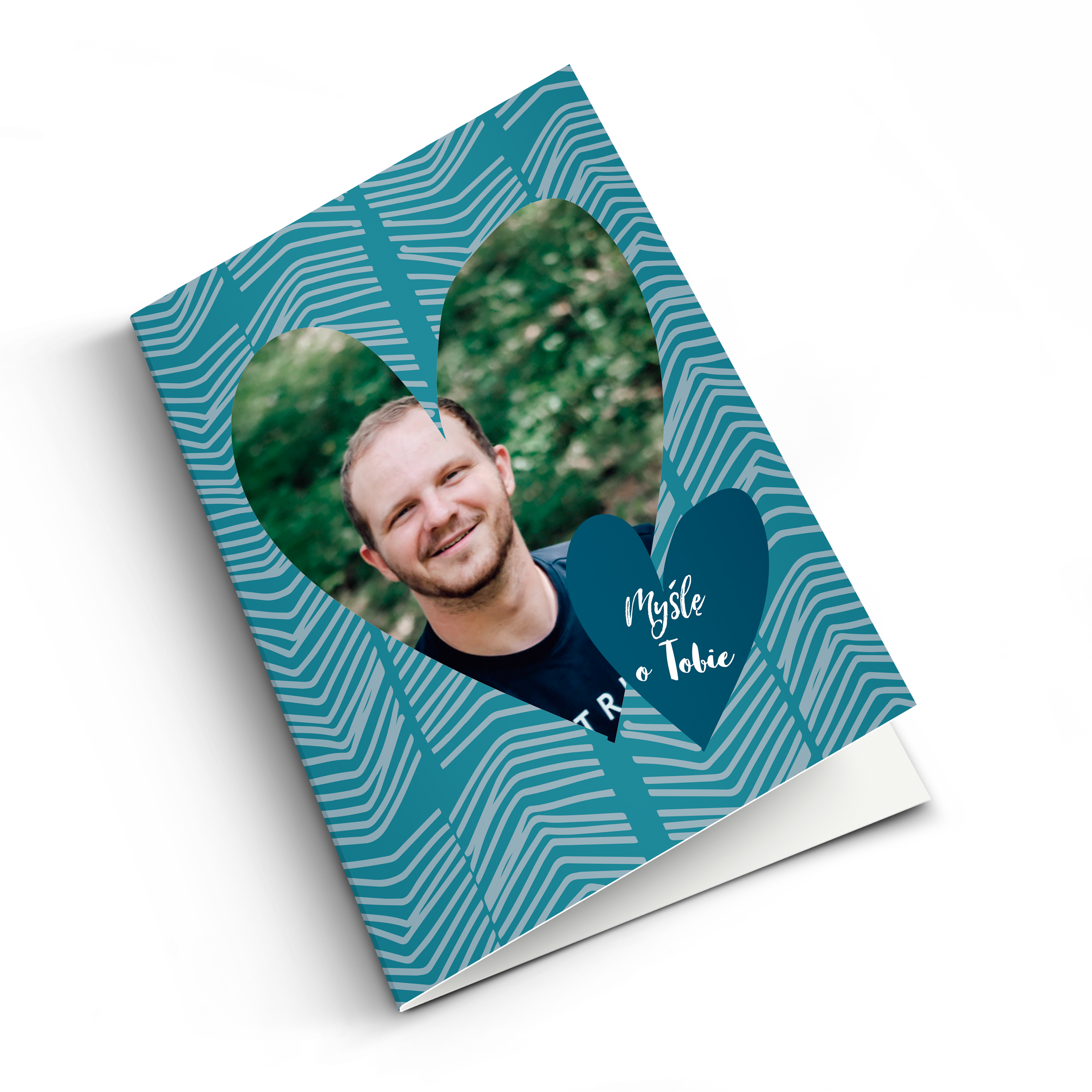 Fotokartka z własnym zdjęciem uśmiechniętego mężczyzny i napisem Myślę o Tobie, by dać znać bliskim