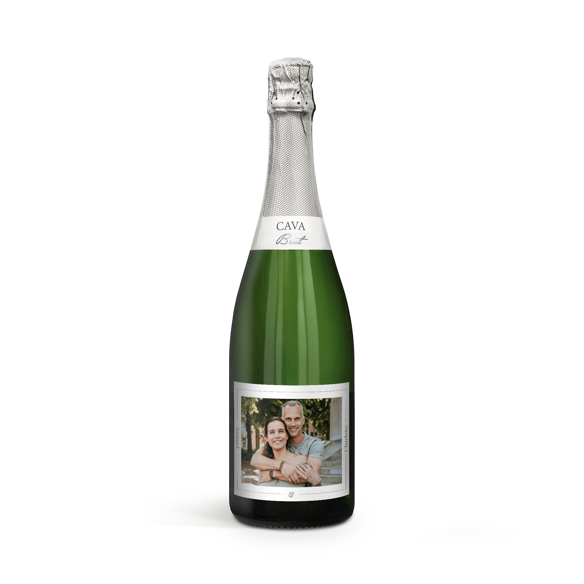 Botella de Cava Palau Gazo verde con etiqueta personalizada con foto de pareja, y los nombres Samuel y Charlotte.