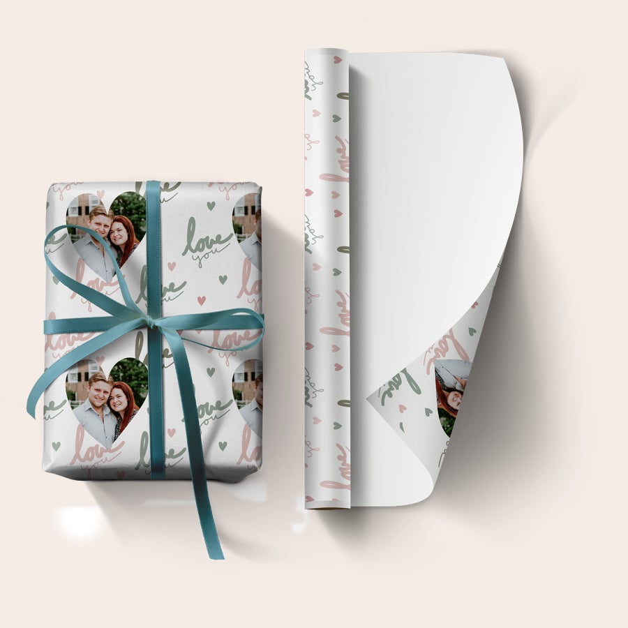Personalisiertes Geschenkpapier Personalisiertes Geschenkpapier bedruckt mit Fotos eines Paares in Herzform und "love you" Schriftzug