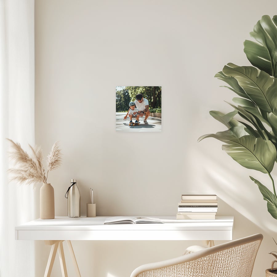 Poster Kvadratisk fotoposter med tryckt bild av far och son som åker skateboard. Föreviga dina finaste minnen på din egen poster.