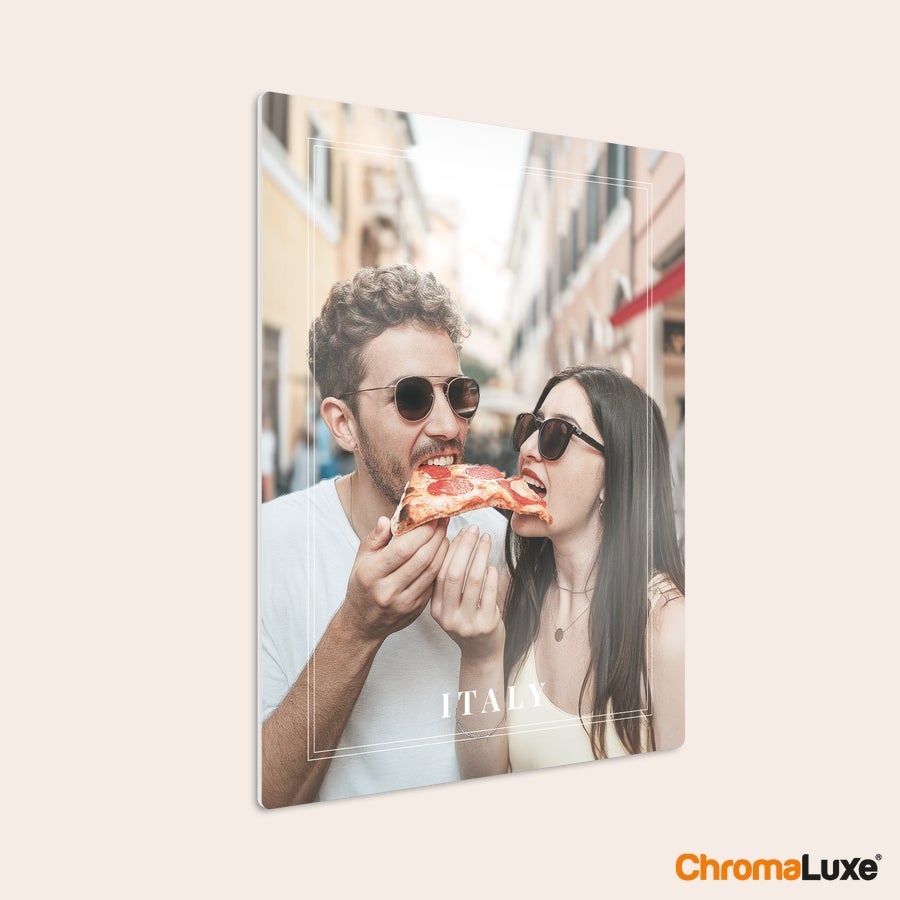 Foto afdrukken op aluminium ChromaLuxe aluminium fotopaneel bedrukt met een foto van twee mensen die pizza eten in Italië.