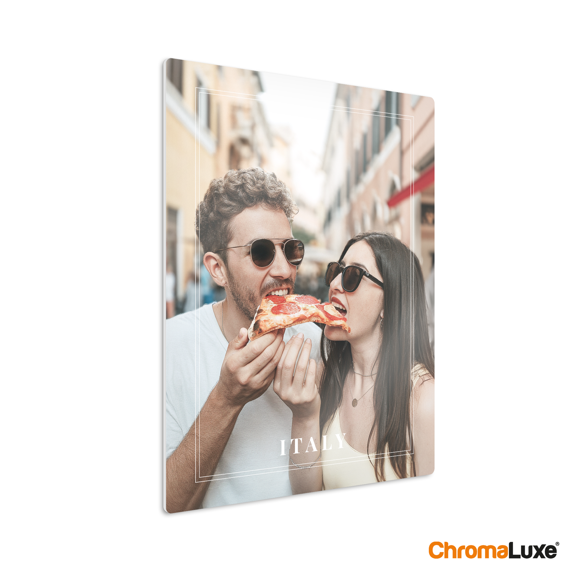 Chromaluxe aluminium fotoprint med par der deler pizza, designet med personlig tekst Italy.