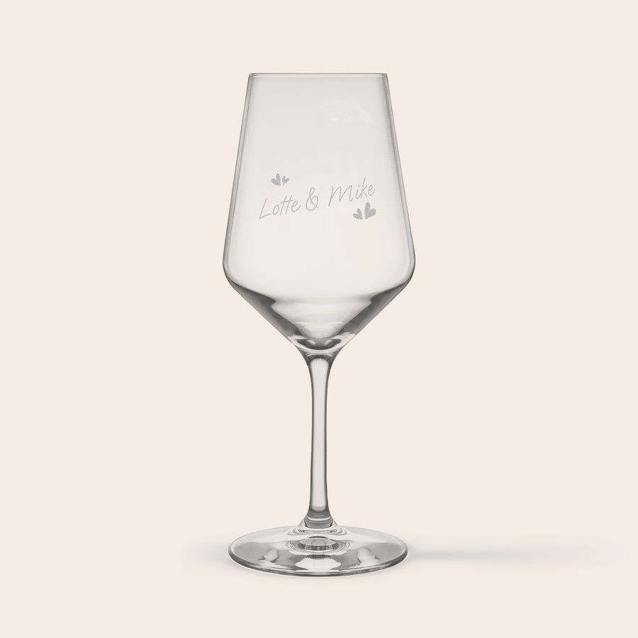 Rode wijnglazen graveren Gepersonaliseerd kristallen wijnglas met de namen Lotte & Mike en hartjes gelaserd