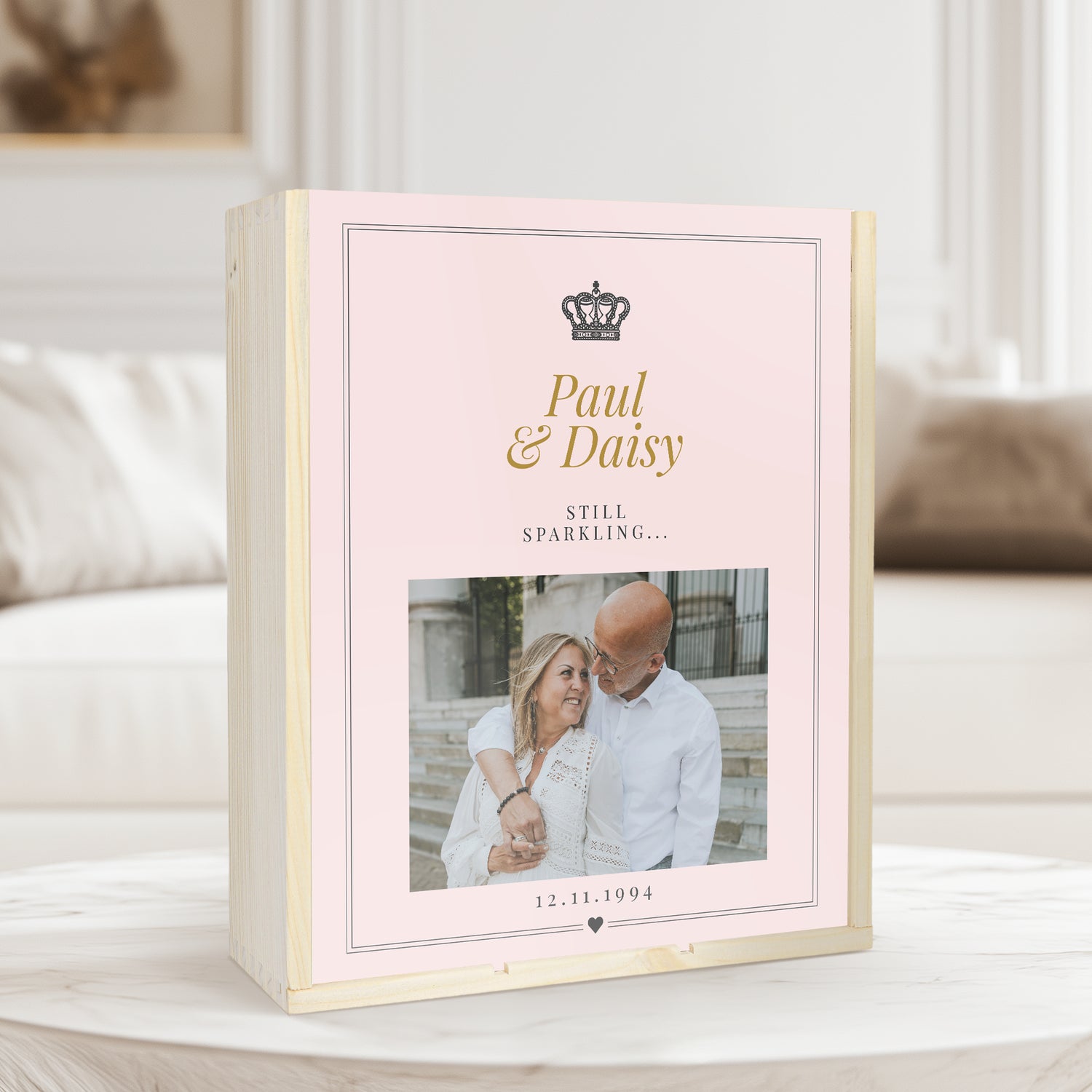 Painettu puinen kotelo pullolle ja samppanjalaseille