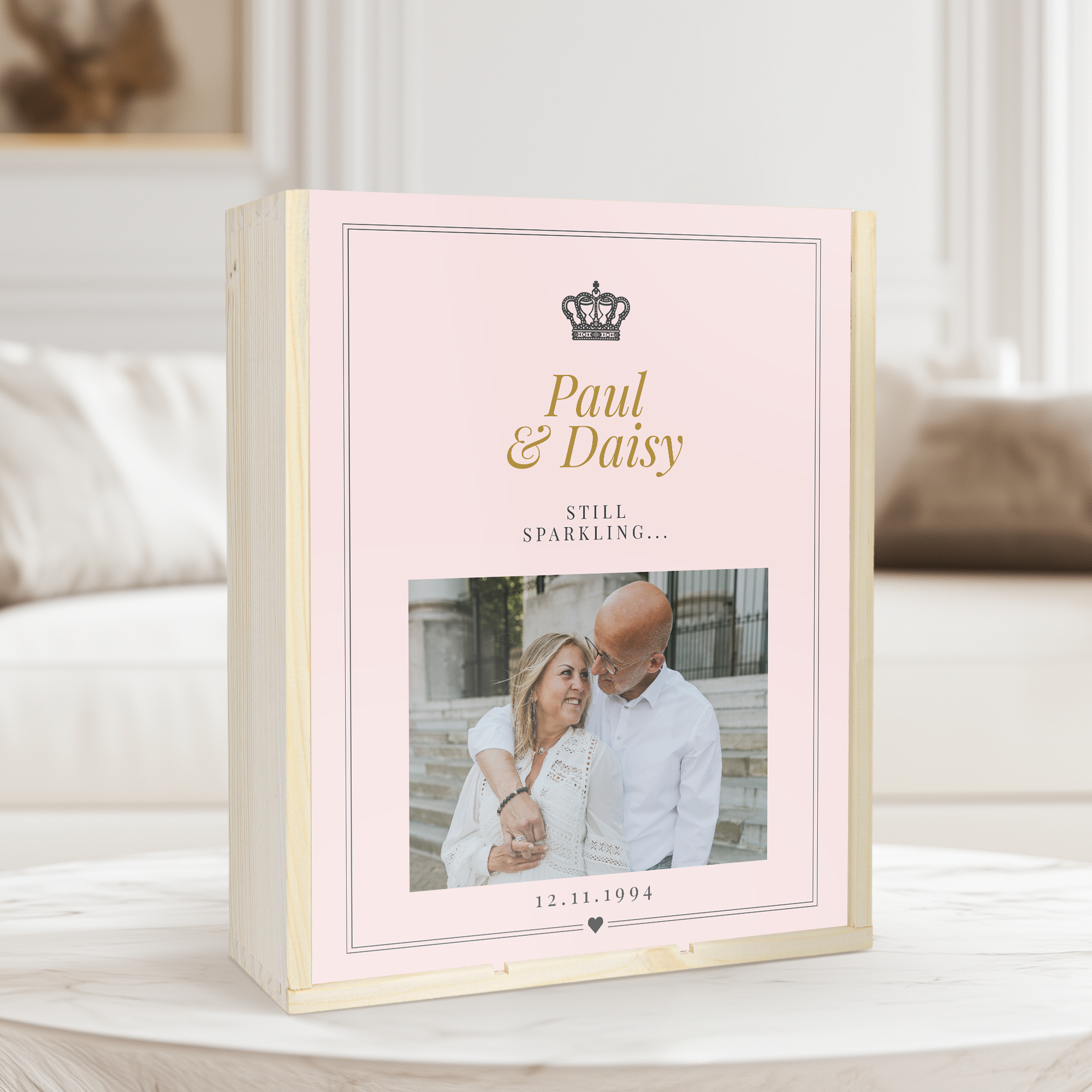 Ekskluzywna drewniana skrzynka na butelkę i kieliszki do szampana z nadrukiem Paul & Daisy oraz zdjęciem pary