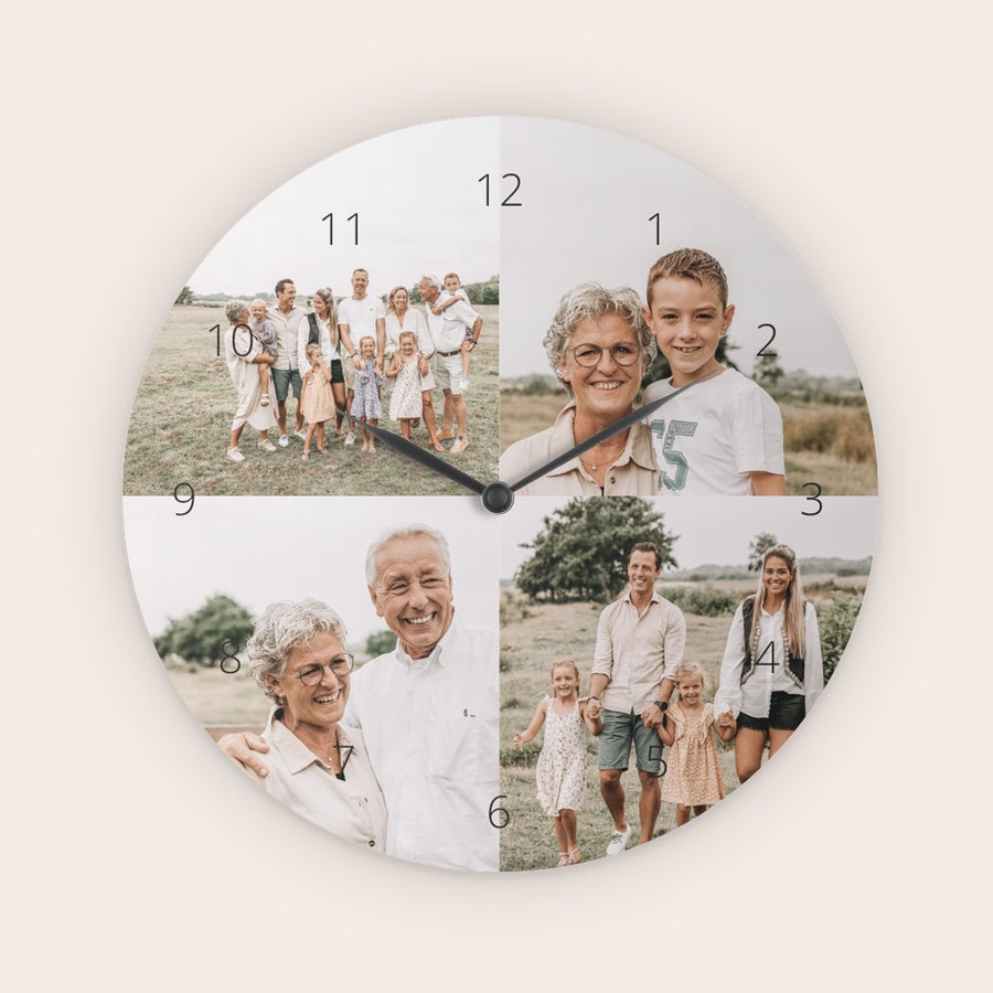 Ceas de perete personalizat Ceas personal rotund cu propria fotografie tipărită și text, având un cadran împărțit în patru imagini de familie.