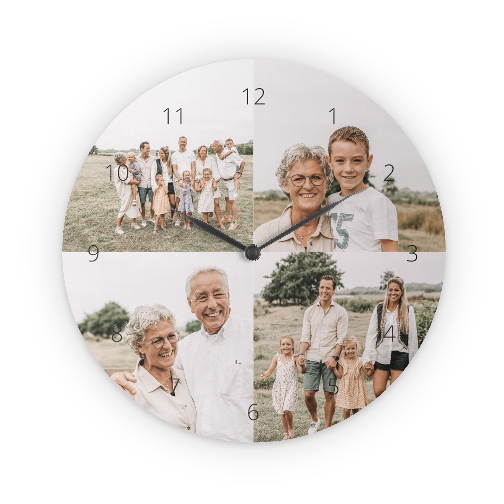 Runde Wanduhr, bedruckt mit vier persönlichen Fotos einer Familie, schwarzen Zeigern und schwarzen Zahlen.