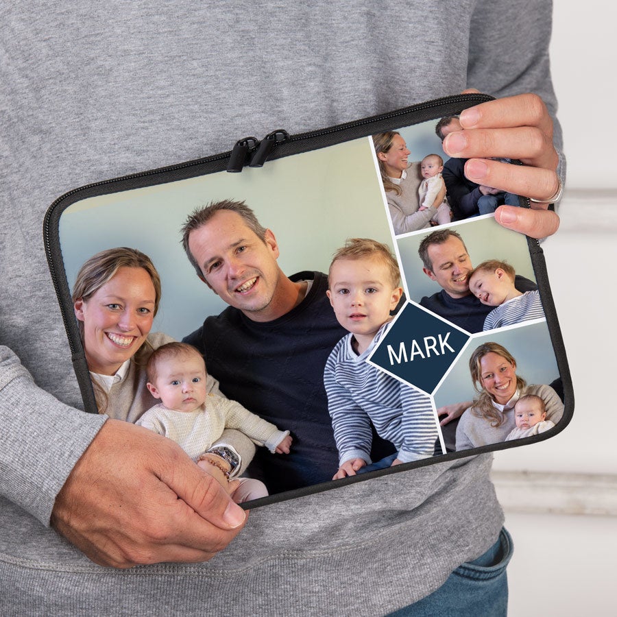 Gepersonaliseerde laptophoes met fotocollage van een gezin en de naam Mark, bedrukt met eigen ontwerp. Neem je laptop overal mee naartoe in een toffe bedrukte laptophoes.