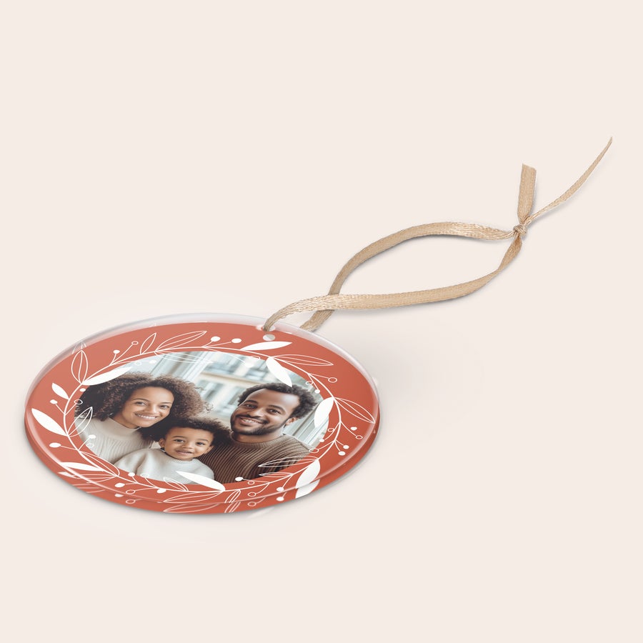 Personliga plexiglas julprydnader Rund personlig julpynt i plexiglas med foto av en familj och en röd kant med vita julmotiv, band för upphängning