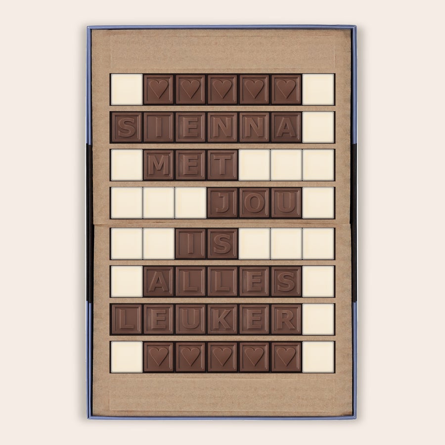 Chocotelegram Persoonlijk chocotelegram met de boodschap "Sienna met jou is alles leuker", bestaande uit melkchocolade letters en witte chocolade blokjes, in een luxe geschenkdoos.