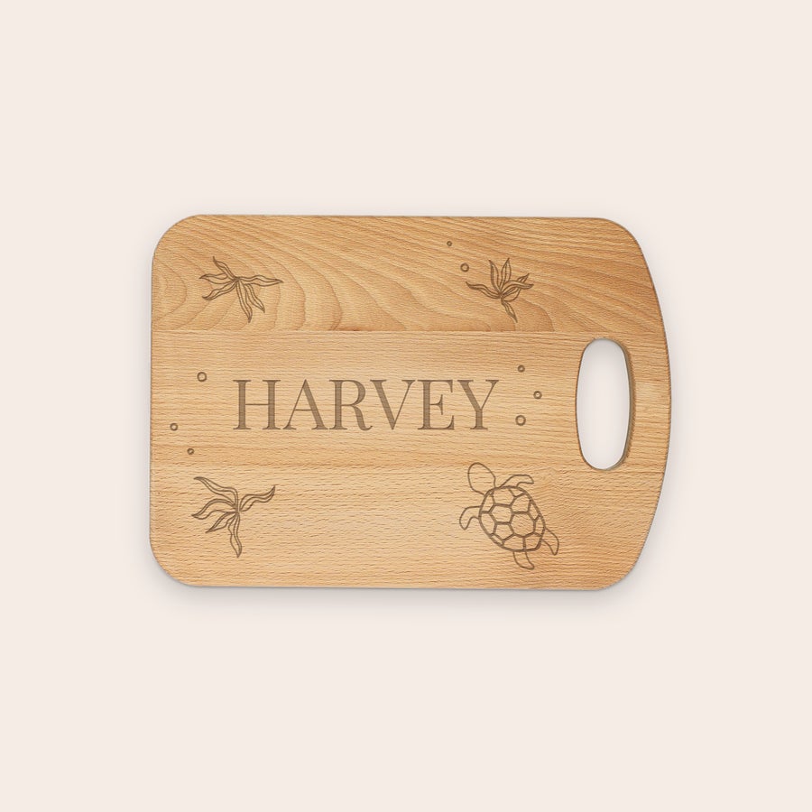 Tocător paine personalizat Placă de pâine din lemn, gravată cu numele Harvey, o broască țestoasă și plante marine, un cadou personalizat.