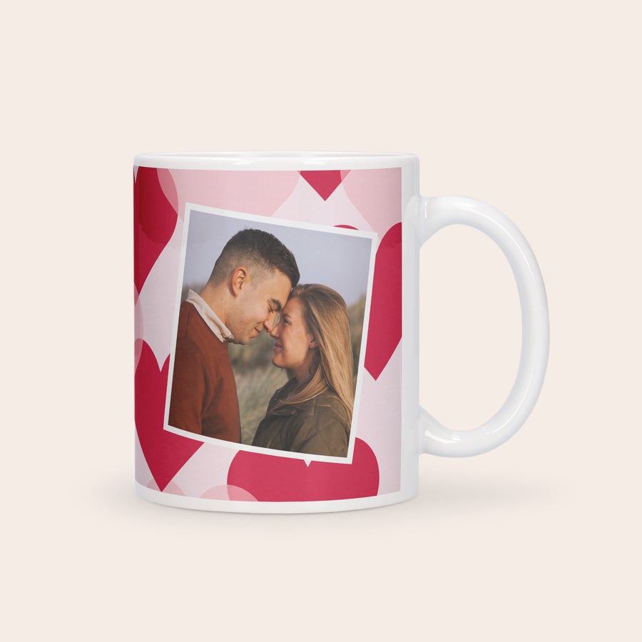 Tasse Liebe Romantische Tasse, personalisiert mit einem Foto eines Paares und roten Herzen. Eine personalisierte Tasse kann auch total romantisch sein.