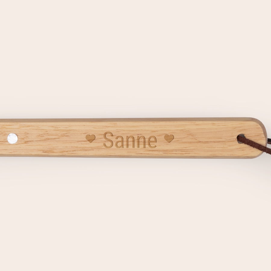 BBQ set met naam Houten multifunctionele spatel met de naam Sanne en hartjes erin gegraveerd