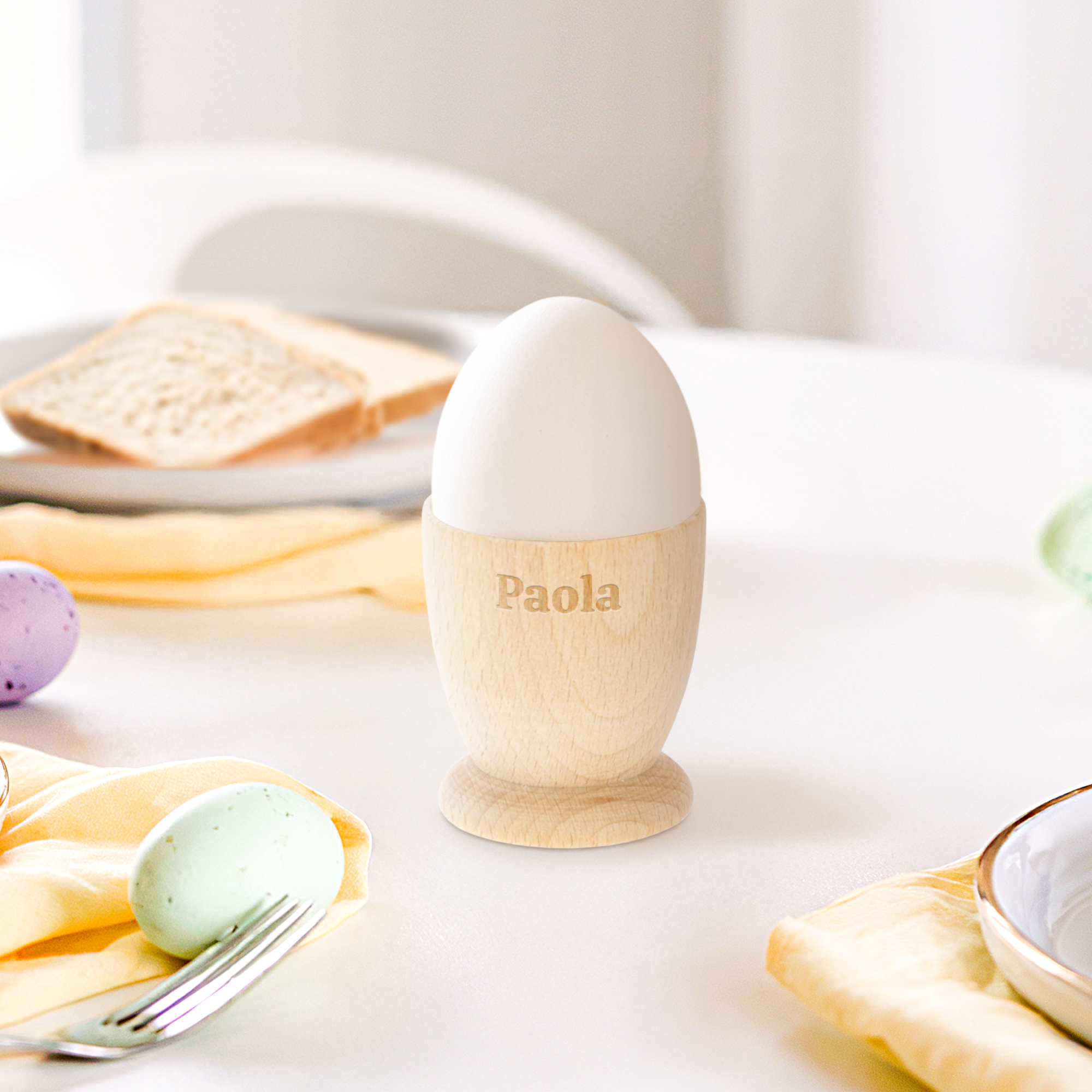 Personalisierter Eierbecher aus Holz mit dem Namen "Paola" eingraviert für ein unvergessliches Frühstück.