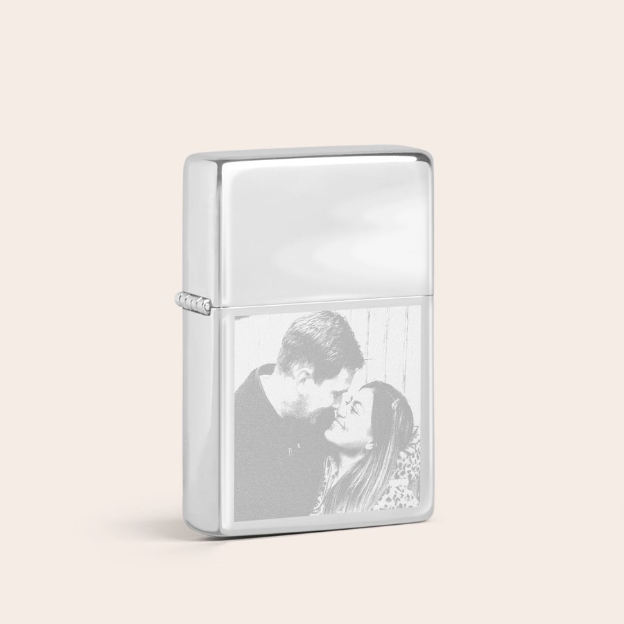 Brichete gravate Brichetă argintie personalizată, cu fotografia unui cuplu, gravată pe suprafață. Transformă amintirile într-o flacără de eleganță.