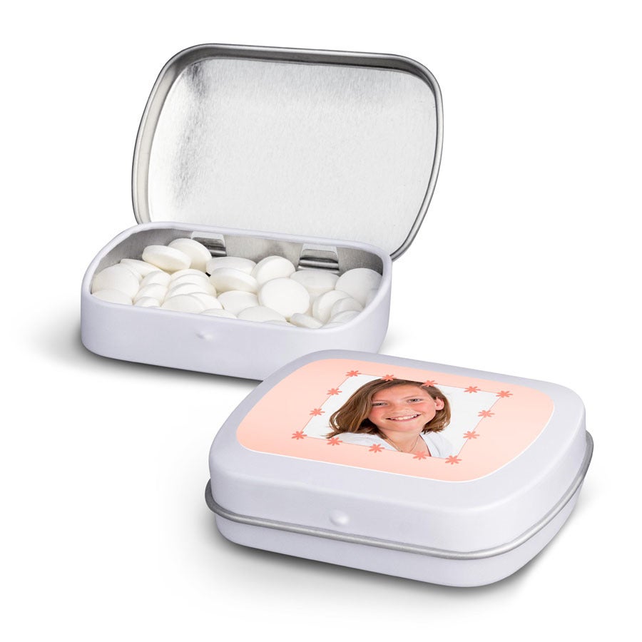 Personalisierte Pfefferminzbonbons in der Dose bedruckt mit einem lächelnden Mädchenfoto.