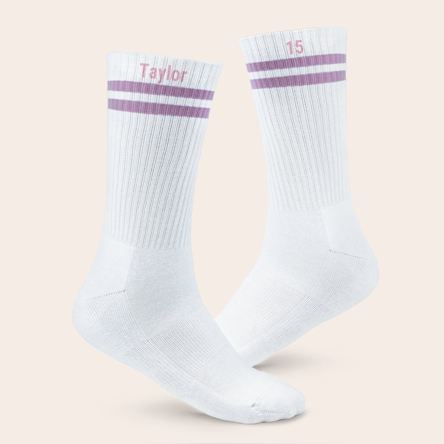 Calzini sportivi con nome Calzini sportivi bianchi personalizzati con strisce lilla e il nome Taylor e numero 15 stampati