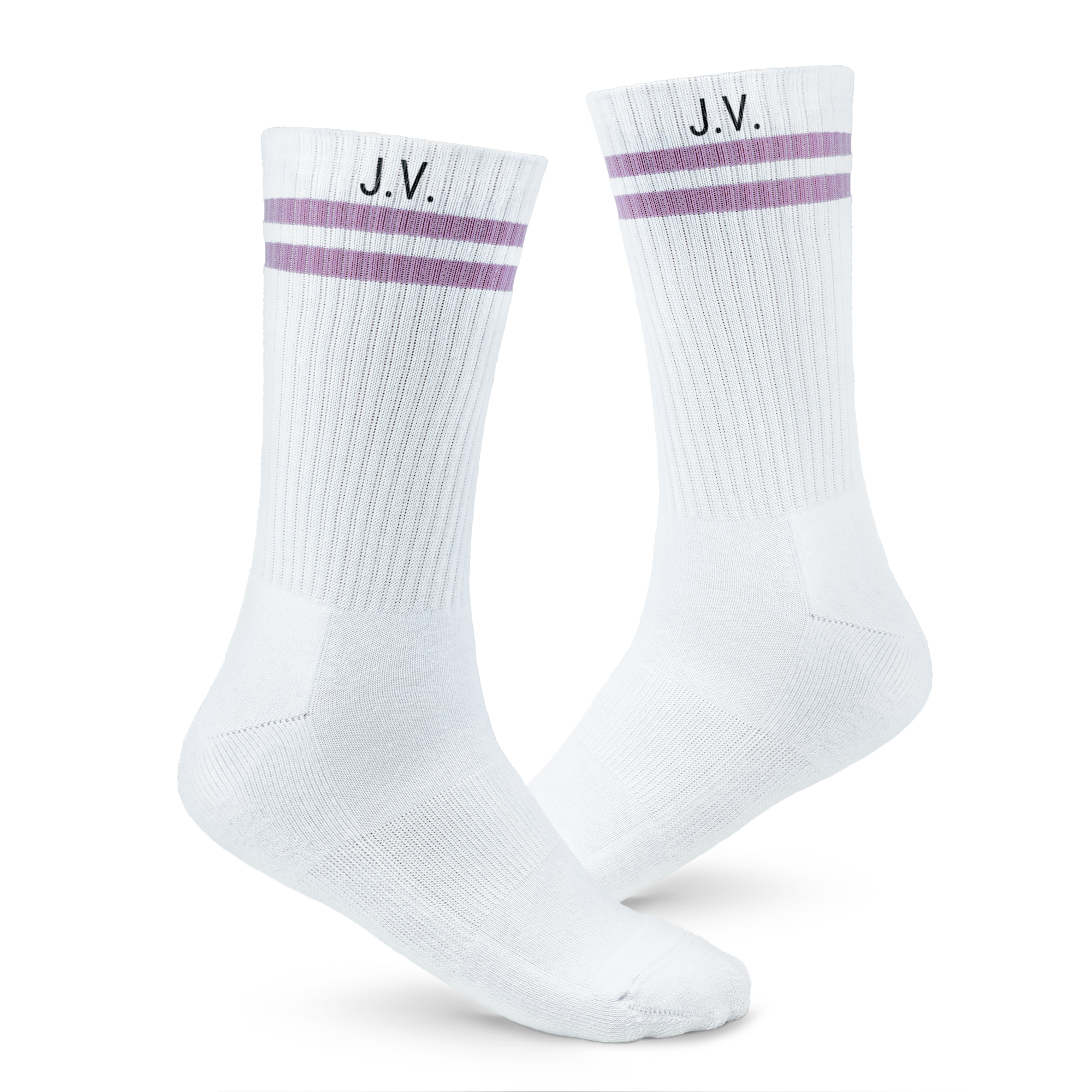 Hvite sportssokker med lilla striper og trykt navn J.V. øverst, perfekt for å oppgradere spillet.
