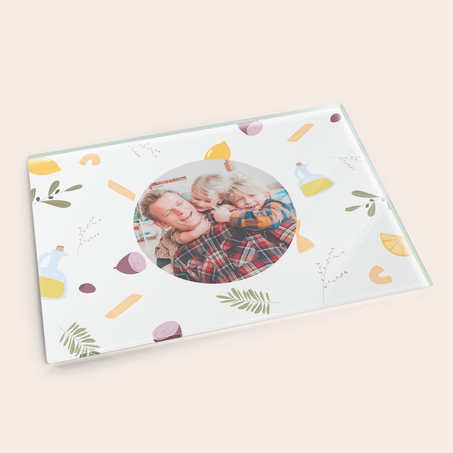 Tocător personalizat sticla Masă de tocat din sticlă, personalizată cu o fotografie a unei familii și fundal cu motive culinare, pentru un accesoriu de bucătărie unic.