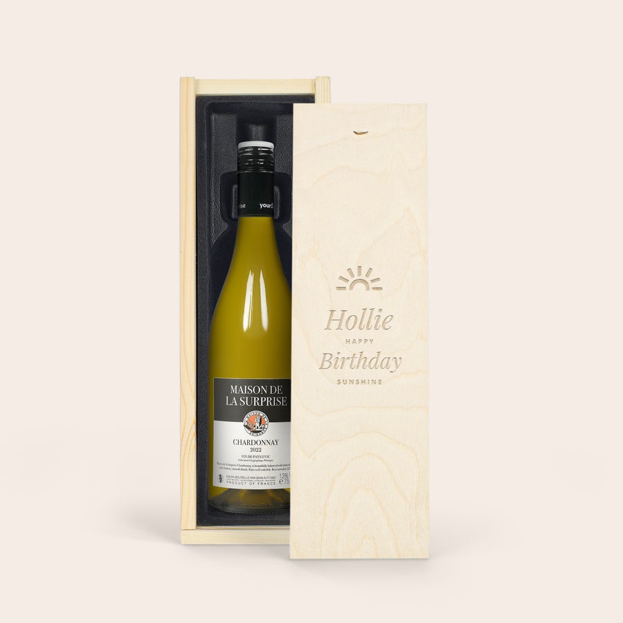 Maison de la Surprise Chardonnay Vinho Maison de la Surprise Chardonnay em caixa de madeira com tampa gravada "Hollie Happy Birthday Sunshine" para surpreender os seus entes queridos.