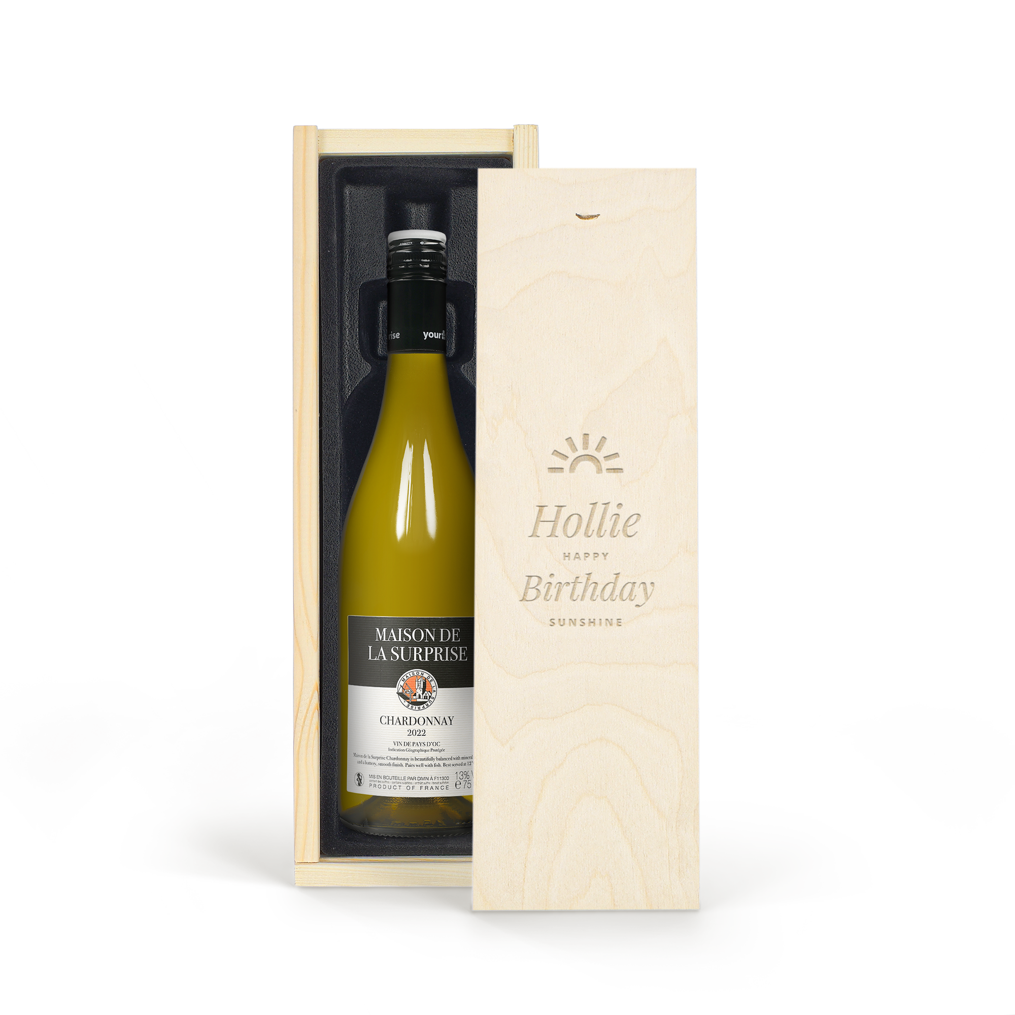 Fľaša Luc Pirlet Chardonnay v gravírovanej drevenej škatuli s textom Hollie Happy Birthday Sunshine.