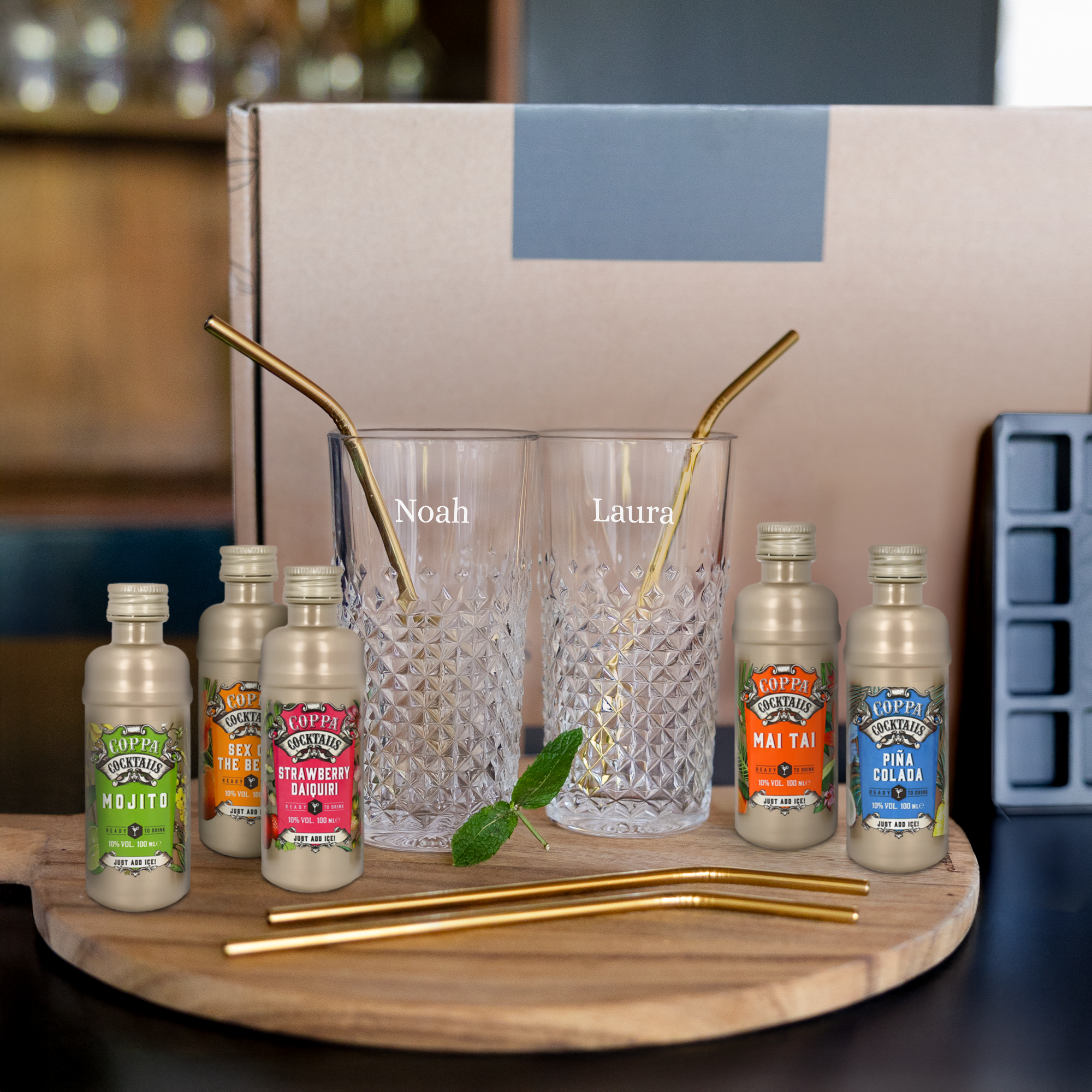 Coffret cadeau de cocktails personnalisé avec verres gravés Noah et Laura