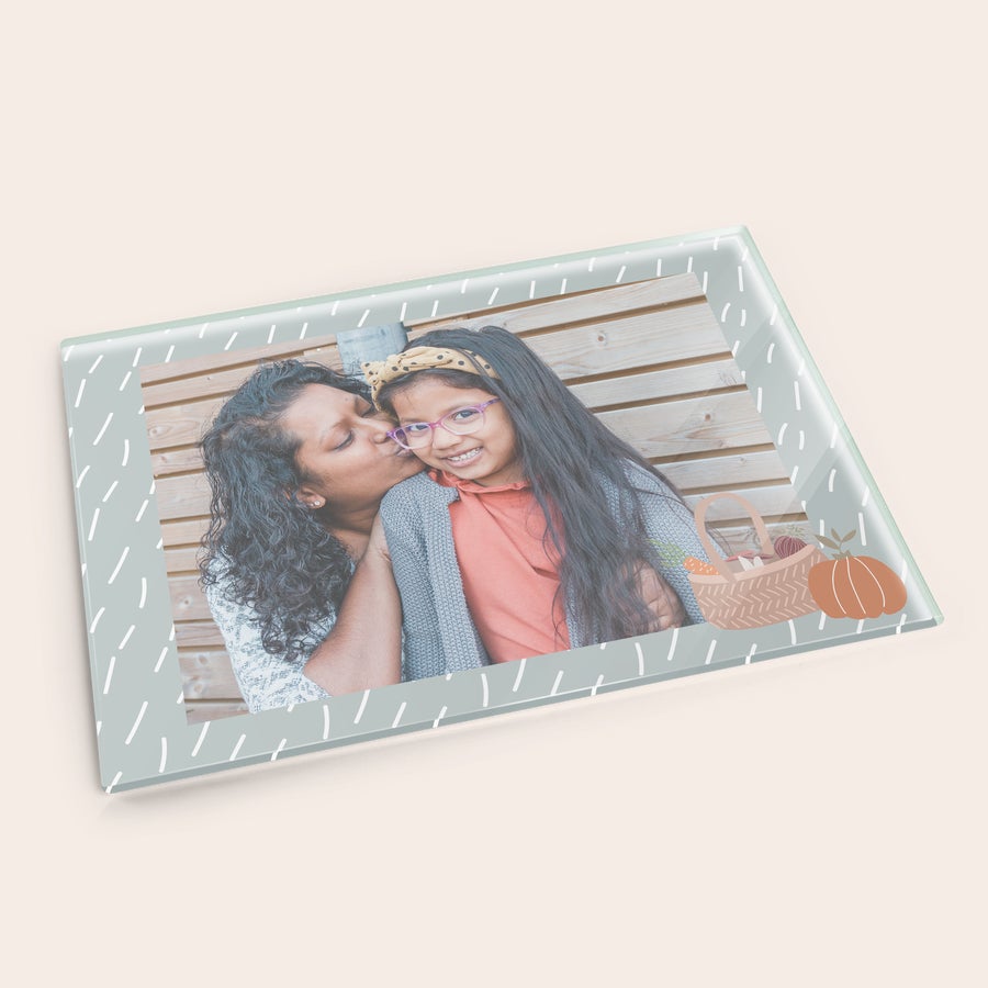 Tabla de cortar Tabla de cortar personalizada de cristal con una foto de madre e hija sonriendo, impresa con un diseño de calabaza y cesta.