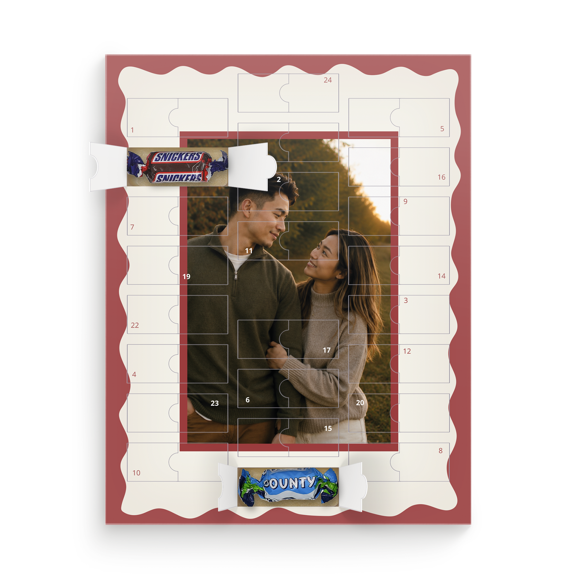 Personlig Mars Miniatures adventskalender med eget foto och två öppnade luckor som visar Snickers och Bounty choklad