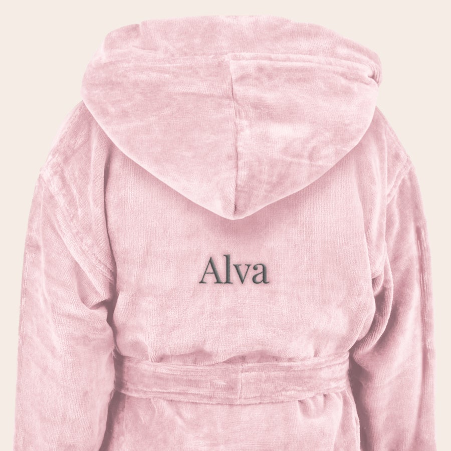 Badekåbe - børn Lyserød blød morgenkåbe til børn med "Alva" broderet i mørkegråt på ryggen, med personligt navn