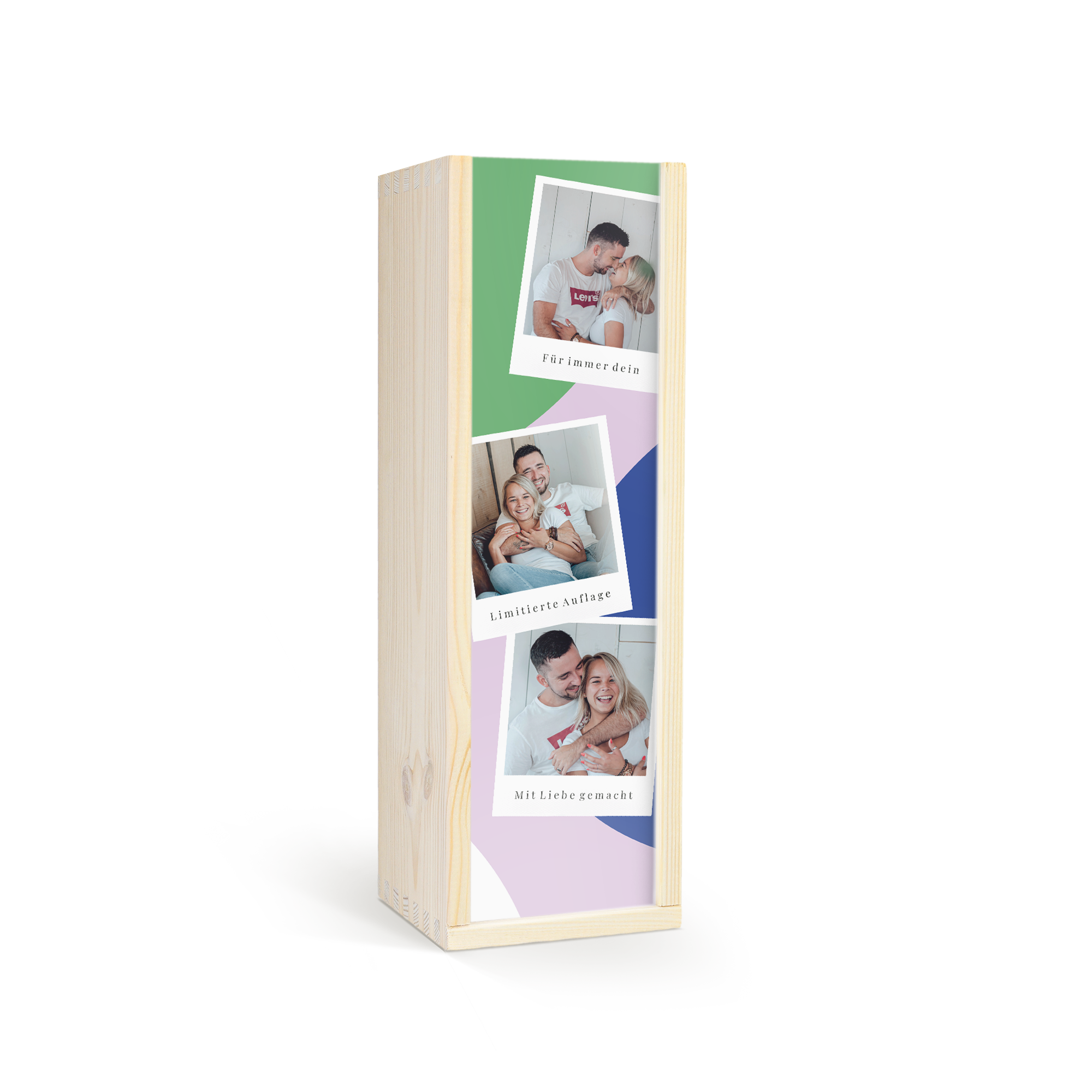 Holzkiste mit personalisierter Geschenkkiste, bedruckt mit drei Polaroids, die ein lächelndes Paar zeigen.