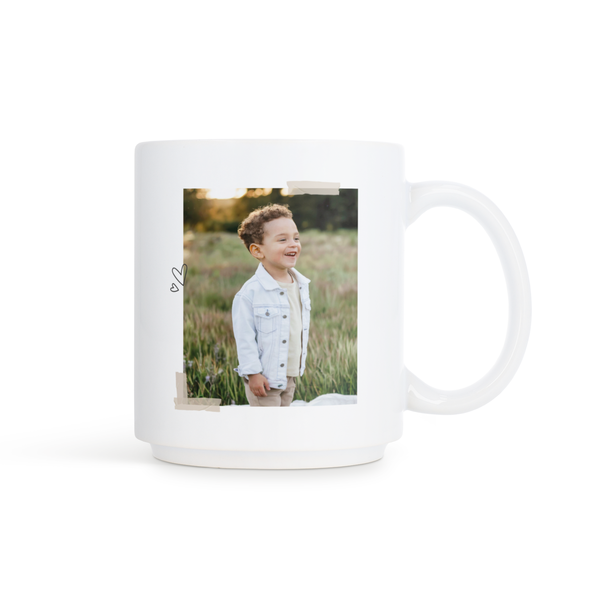 Witte stapelbare fotomok bedrukt met een vrolijke foto van een lachende jongen in een veld, met kleine hartjes op de zijkant.