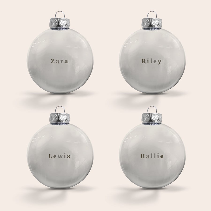 Glasjulkulor med namn Fyrpack vita julgranskulor av glas graverade med namnen Zara, Riley, Lewis och Hallie för en personlig julgran