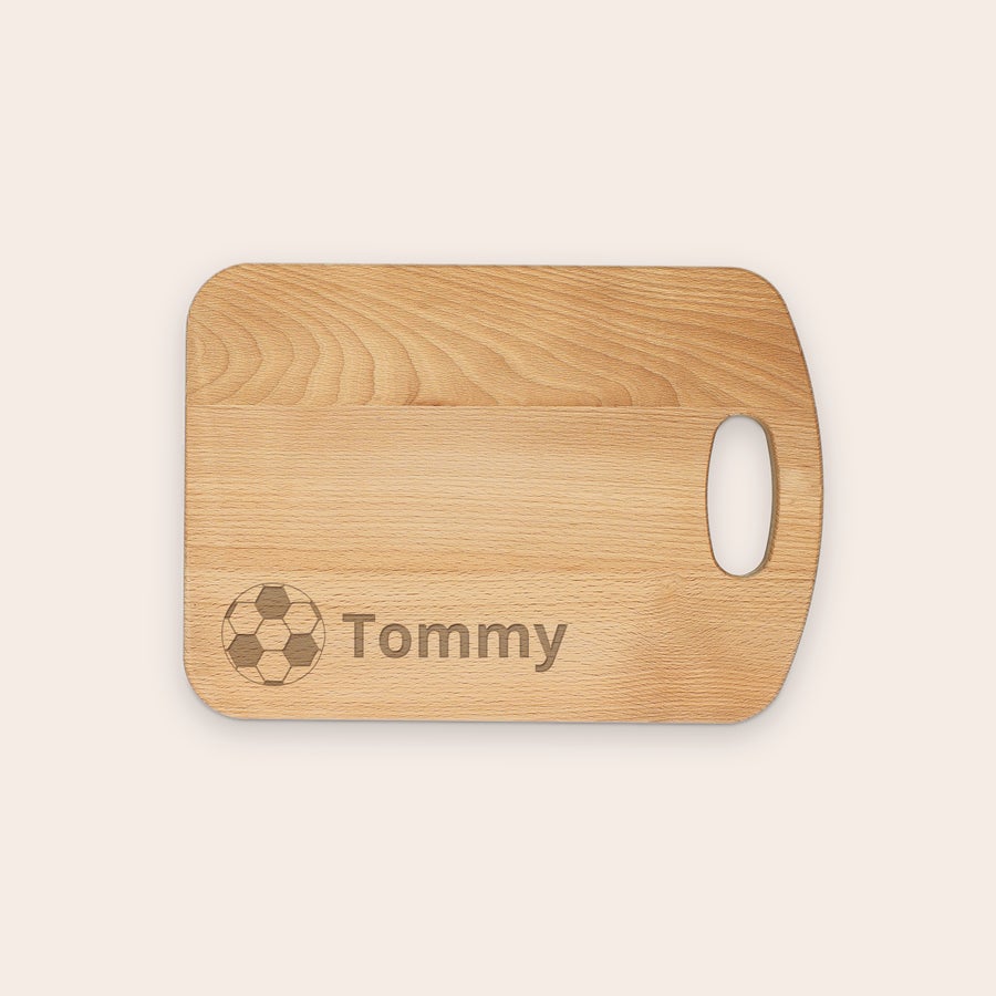 Tabla de cortar Tabla de cortar de madera grabada con un balón de fútbol y el nombre "Tommy".