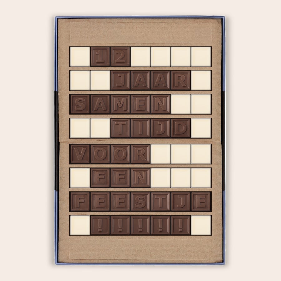 Chocotelegram Gepersonaliseerd chocotelegram met de boodschap "12 JAAR SAMEN TIJD VOOR EEN FEESTJE!!!" van melk- en witte chocolade blokjes