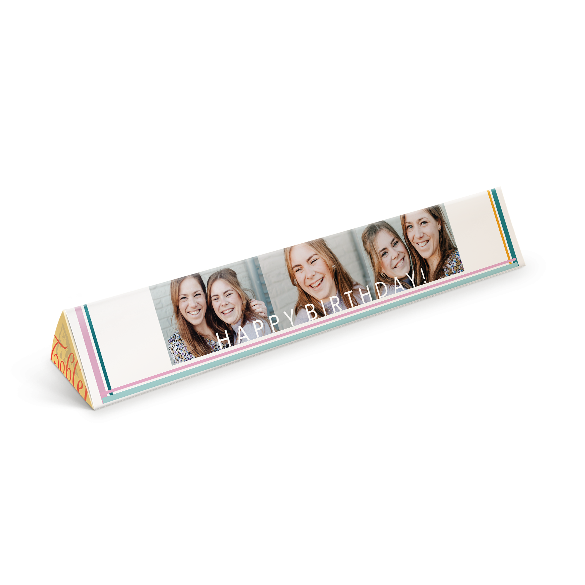 Uma barra de chocolate Toblerone personalizada com fotos de amigos e "HAPPY BIRTHDAY!" impresso.