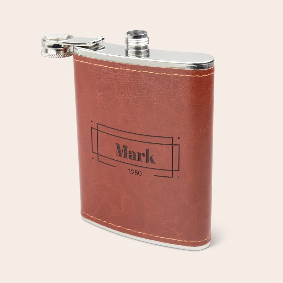 Gravierte Flachmannflasche Brauner Flachmann in Lederoptik, mit eingraviertem Namen Mark und Jahreszahl 1980, um dein Lieblingsgetränk stilvoll zu genießen