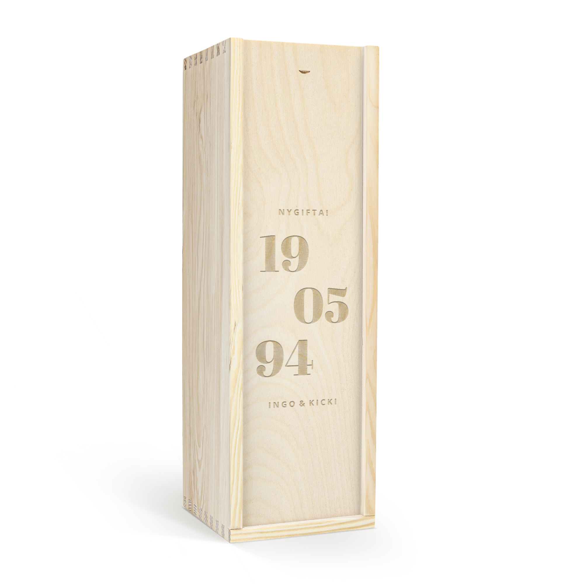 Graverad vinlåda i trä för Moët & Chandon med texten NYGIFT!, datumet 19 05 94 och namnen INGO & KICKI.