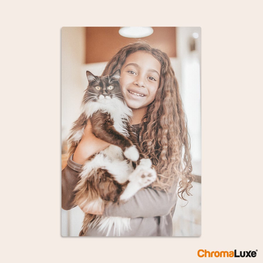 Aluminium fotopanel Personlig Chromaluxe aluminium fotoprint med bilde av en jente og katten hennes, perfekt til dine favorittminner.