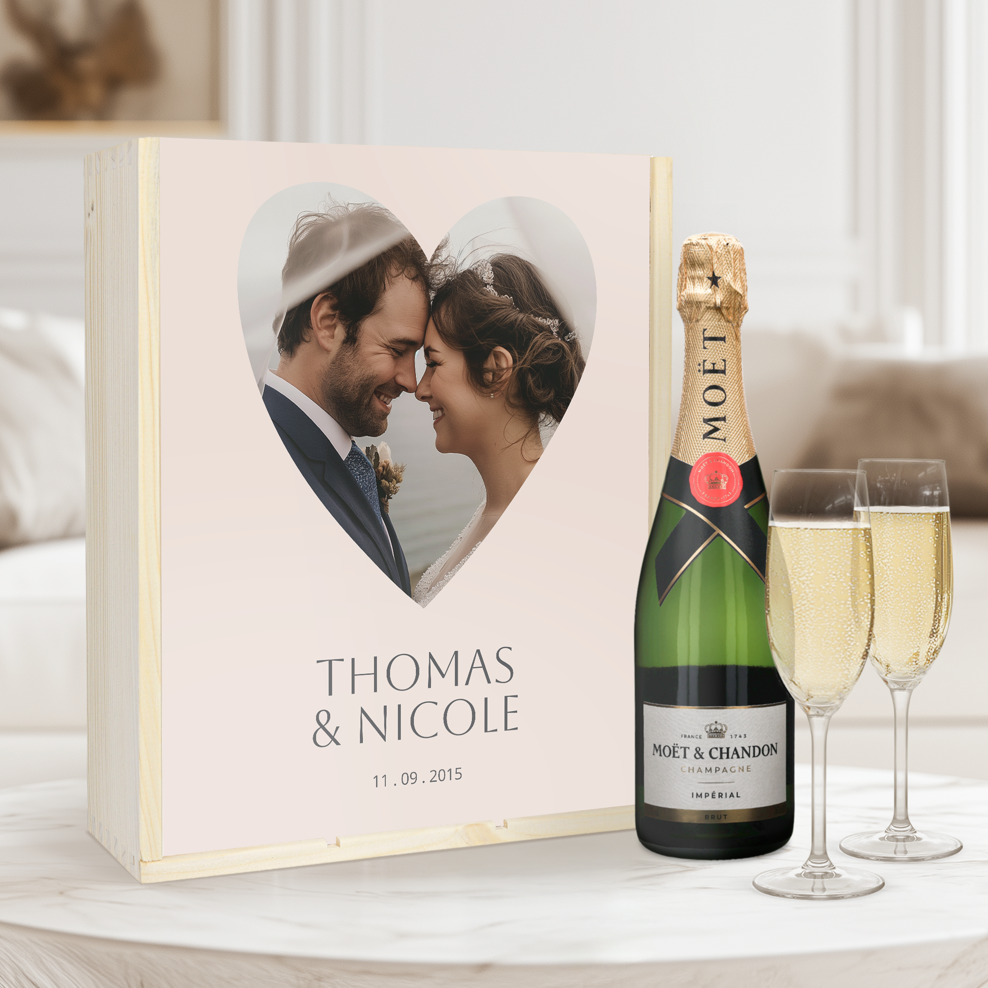 Pacote de champanhe de luxo Moët & Chandon com caixa personalizada com foto de casal, nomes Thomas & Nicole e data 11.09.2015 impressos. Saúde!