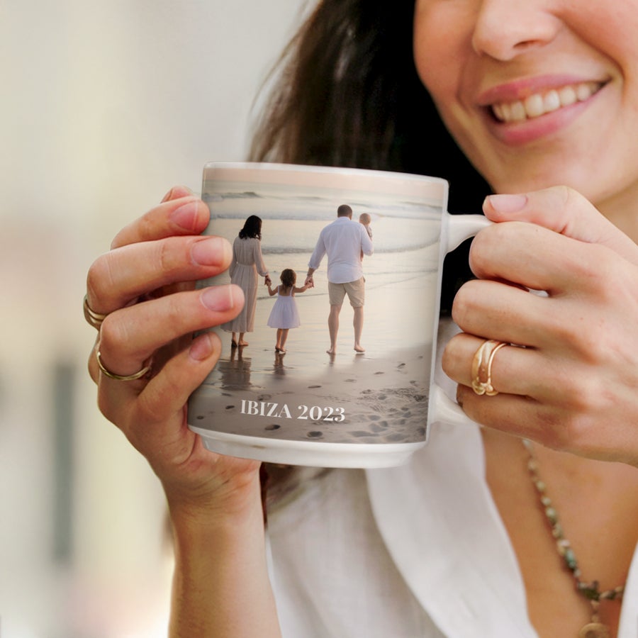 Stapelbara muggar med foto Personlig stapelbar fotomugg i keramik med tryckt familjebild och texten "IBIZA 2023" för att göra varje drink minnesvärd.