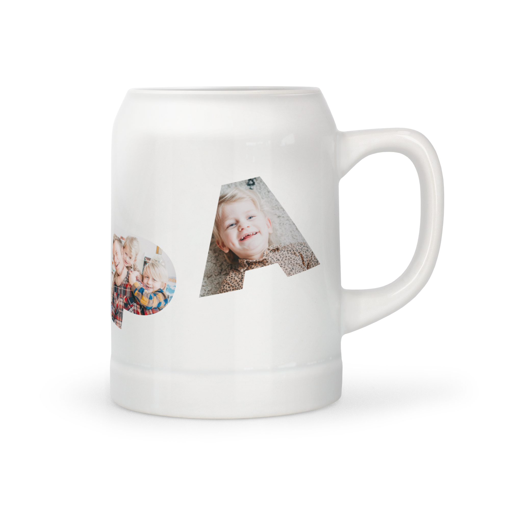 Hvit keramisk ølkrus med ordet "PAPA" trykt med personlige familiebilder, en morsom overraskelse.